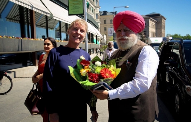 Parliamentary Delegation arrives at Grand Hotel Stockholm on 29 May
